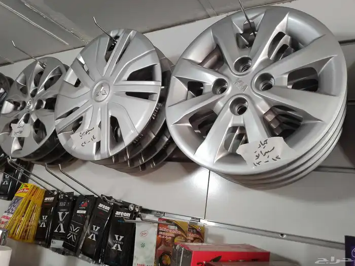 تنجيد وزينه وكهرباء وقطع غيار سيارات. 11