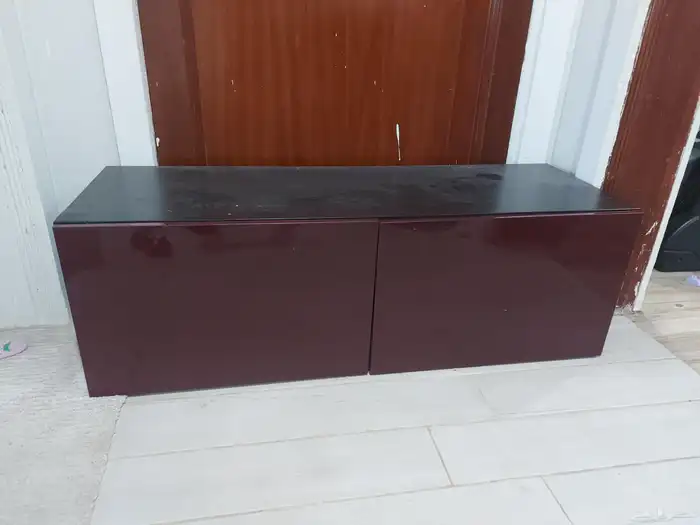 طاولة تلفزيون من ايكيا شبه جديدة 0