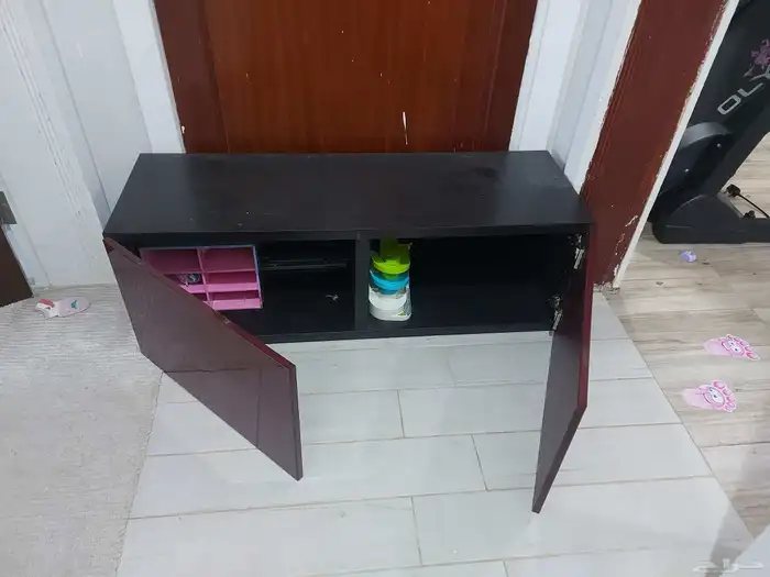 طاولة تلفزيون من ايكيا شبه جديدة 1