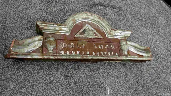 زوليه إيرانيه قديم وتاج خزنه قديم ولوحه مرسومه بفن 0