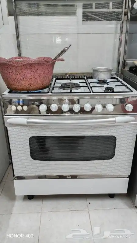 للبيع فرن غاز و كرسي سيارة 2 و كرسي هزاز و كرسي طعام 2