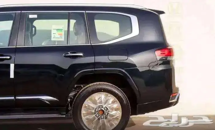 لاندكروزر VXR اسود 2025 16