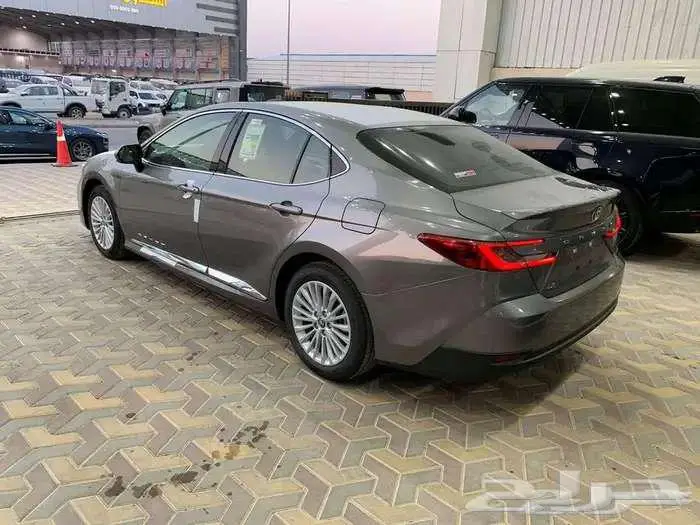 تويوتا كامري LE بنزين 2025 وكالة أصفار سعودي 3