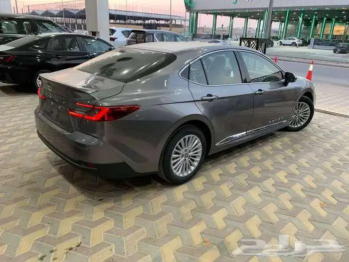 تويوتا كامري LE بنزين 2025 وكالة أصفار سعودي 4