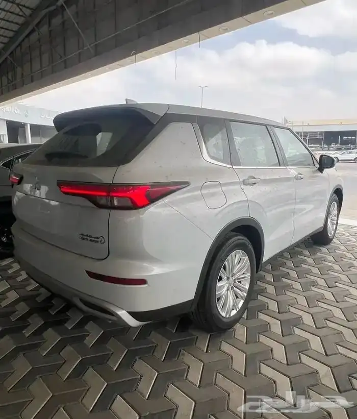 ميتسوبيشي اوتلاندر 2025 ميد لاين 7 راكب دبل 3