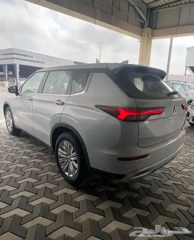 ميتسوبيشي اوتلاندر 2025 ميد لاين 7 راكب دبل index