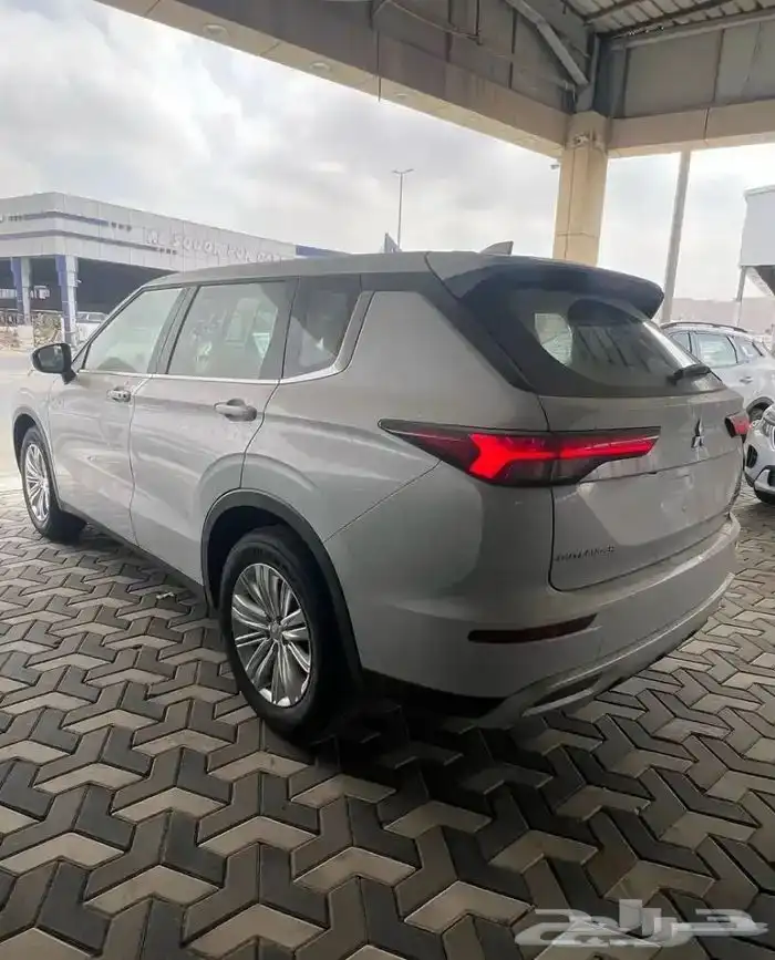 ميتسوبيشي اوتلاندر 2025 ميد لاين 7 راكب دبل 2