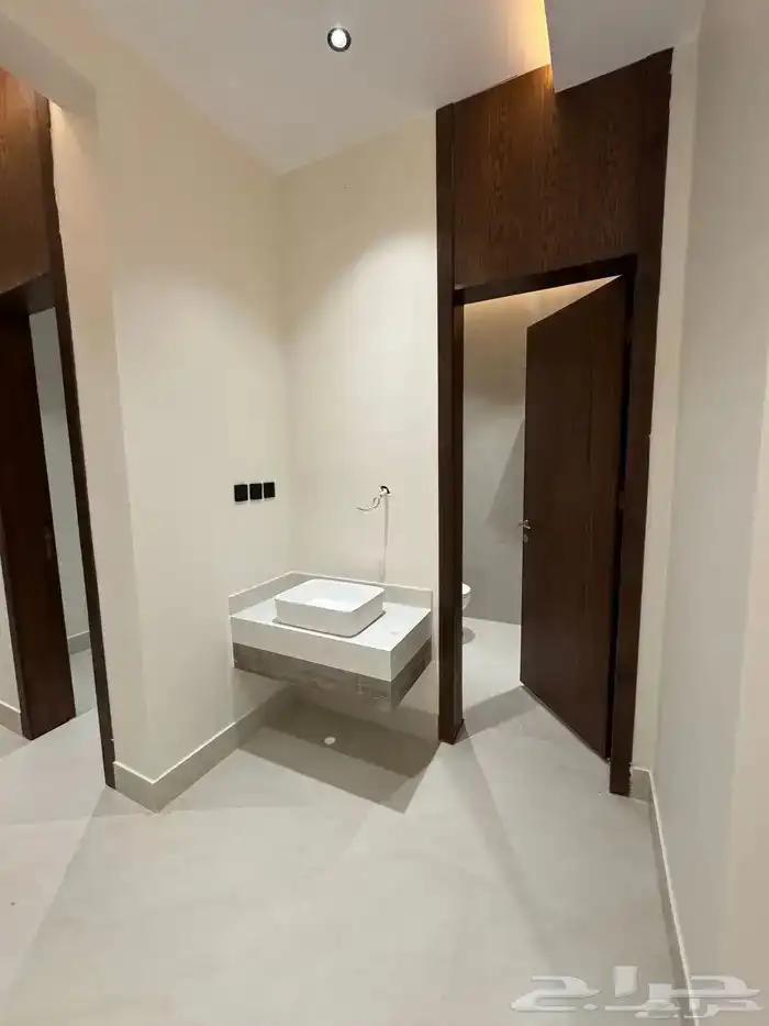 للبيع شقق تمليك علوي مع ملحق تشطيب ممتاز بحي حسام 9