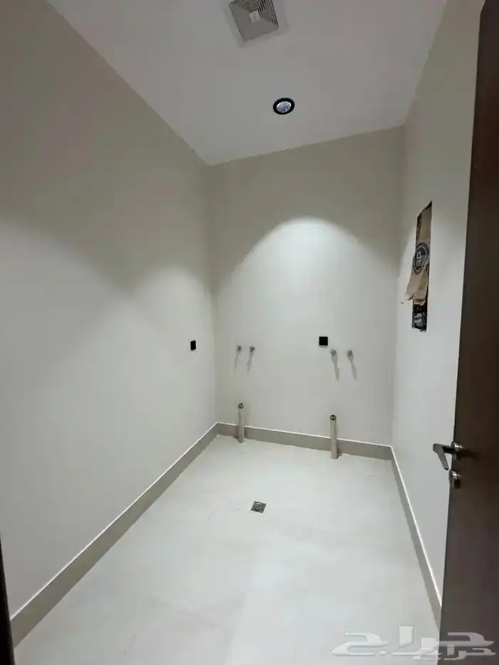 للبيع شقق تمليك علوي مع ملحق تشطيب ممتاز بحي حسام 1