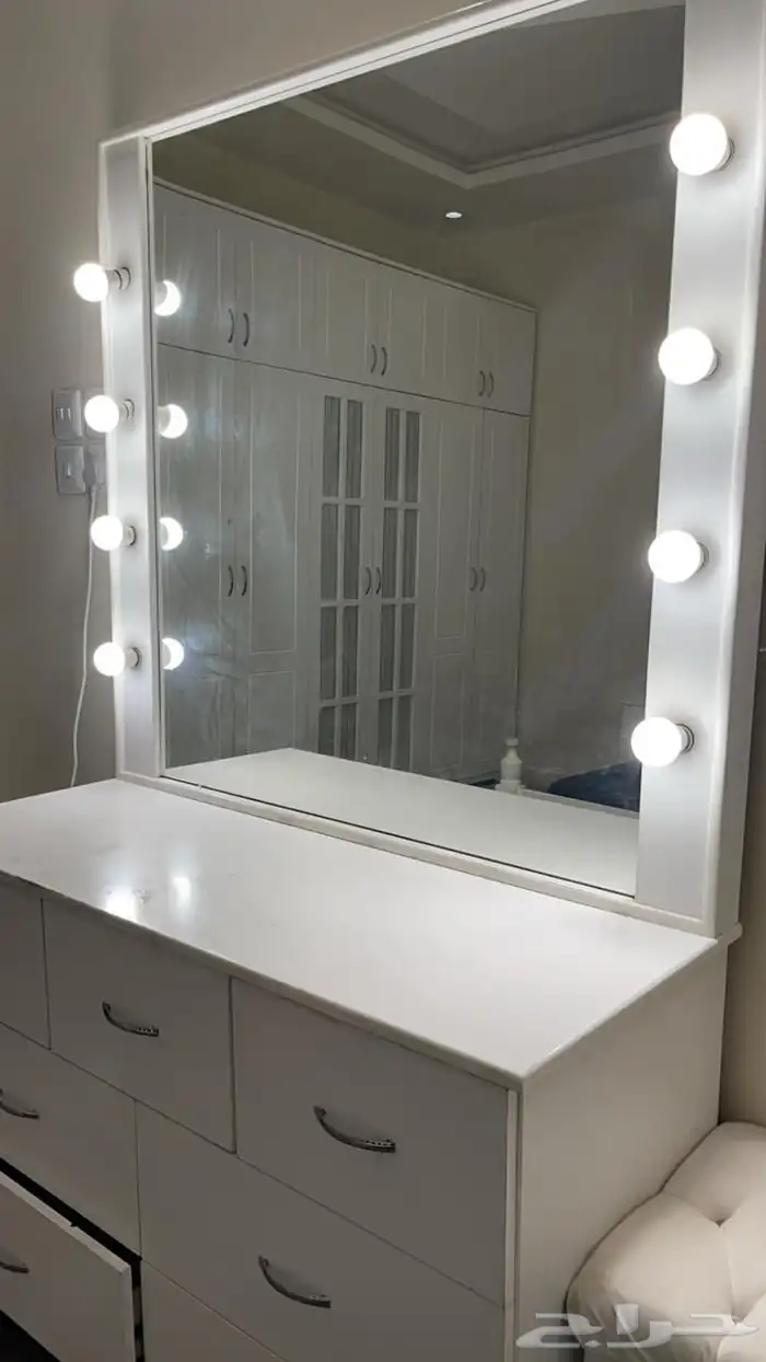 غرفه نوم للبيع مع المفرش الابيض بدون الطراحه ب2700 2