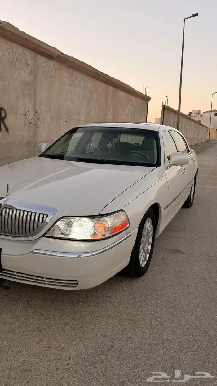 للبيع لينكون تاون كار 2003 3