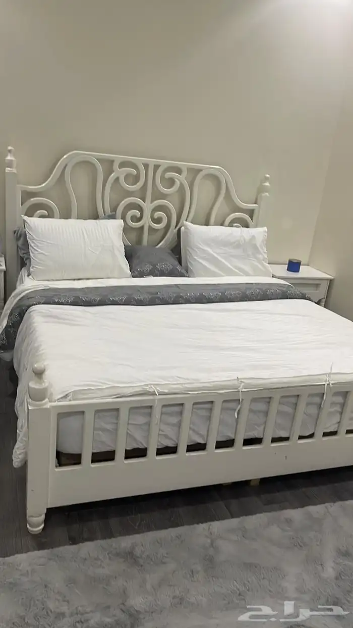غرفه نوم للبيع مع المفرش الابيض بدون الطراحه ب2700 0