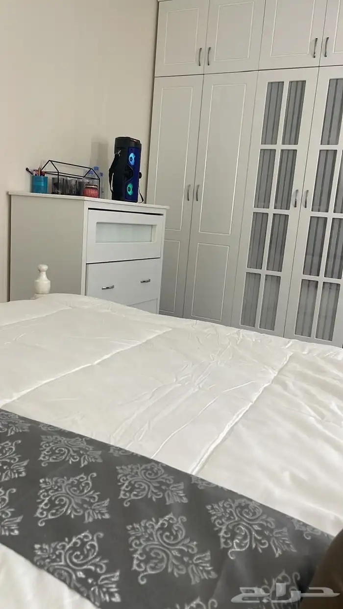 غرفه نوم للبيع مع المفرش الابيض بدون الطراحه ب2700 1