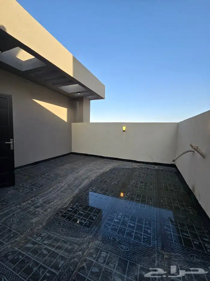 للبيع شقق بملحق خاص بالسطح 7غرف VIP غرب الخميس من 590 ألف 24