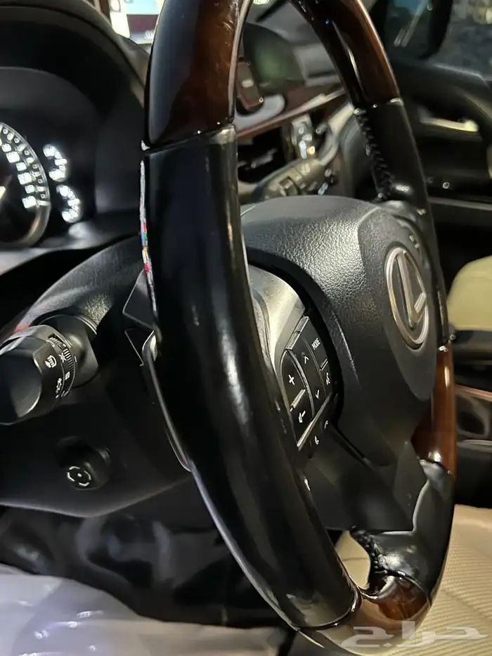 للبيع لكزس 2016 بريمي 8