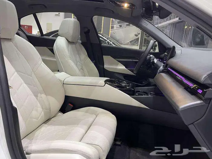 بي ام دبليو - الفئة الخامسة 520i - 2024 25