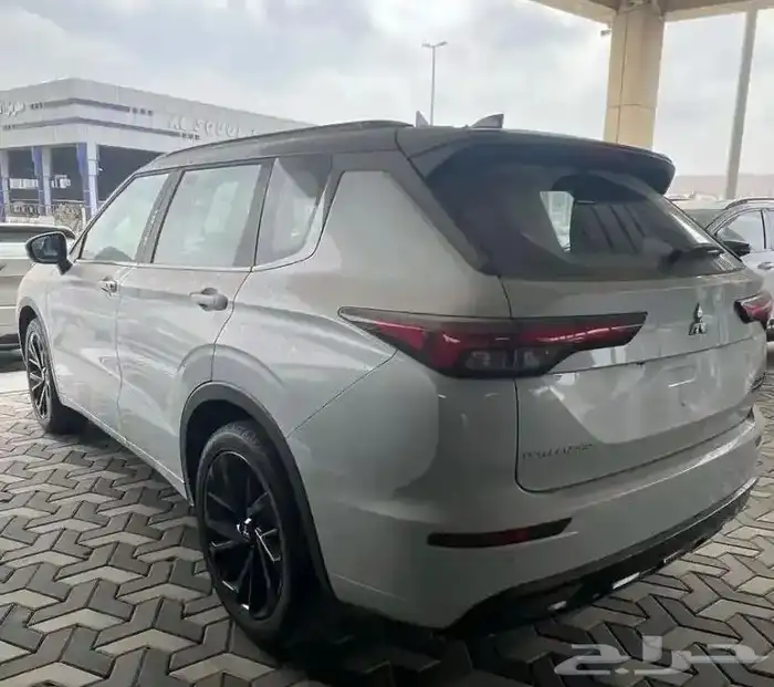 ميتسوبيشي اوتلاندر 2025 بلاك ايدشن فل كامل 3