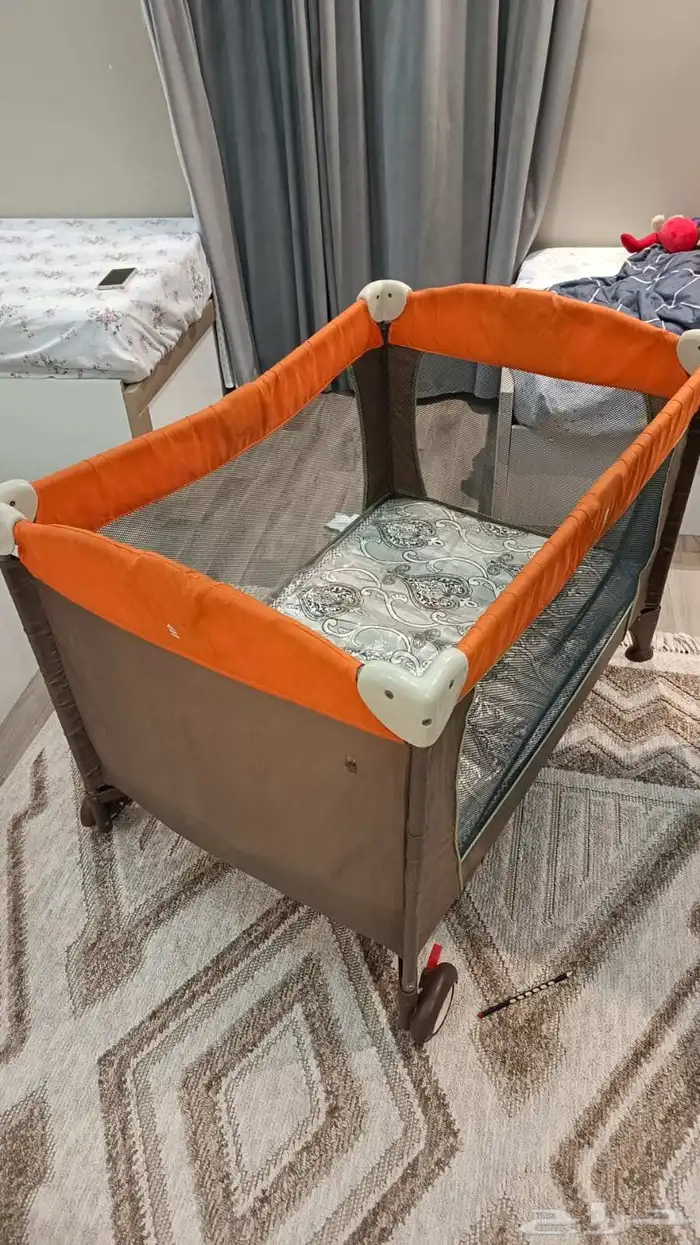 سرير اطفال بحالة جبدة قابل للتطبيق صدقة بدون مقابل 0
