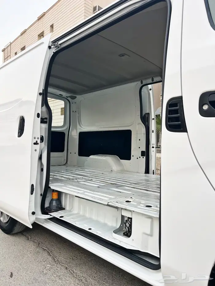 باص نيسان اورفان ممشى قليل نظيف جدا للبيع 8