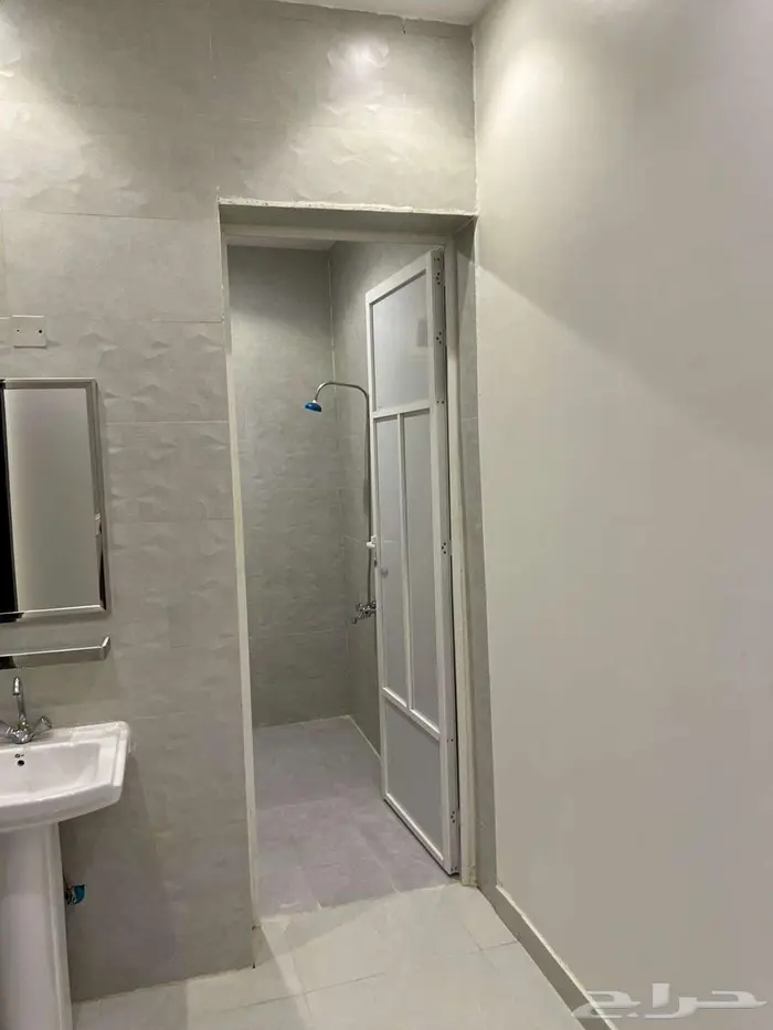 للايجار دور علوي في حي الشفاء 7