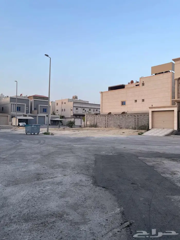 للبيع أرض في ضاحية الملك فهد على ثلاث شوارع مساحة 507 6