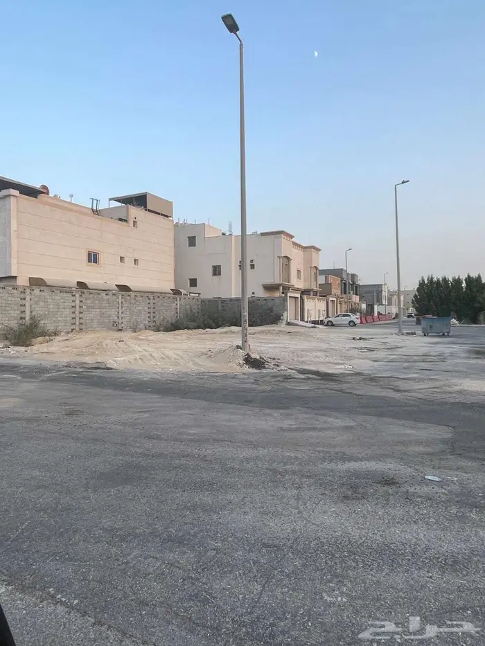 للبيع أرض في ضاحية الملك فهد على ثلاث شوارع مساحة 507 7