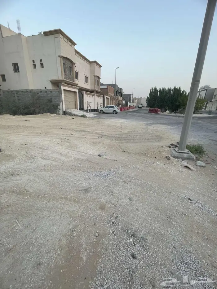 للبيع أرض في ضاحية الملك فهد على ثلاث شوارع مساحة 507 4