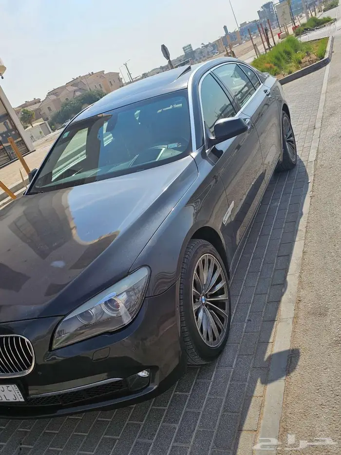 BMW 740 2011 1