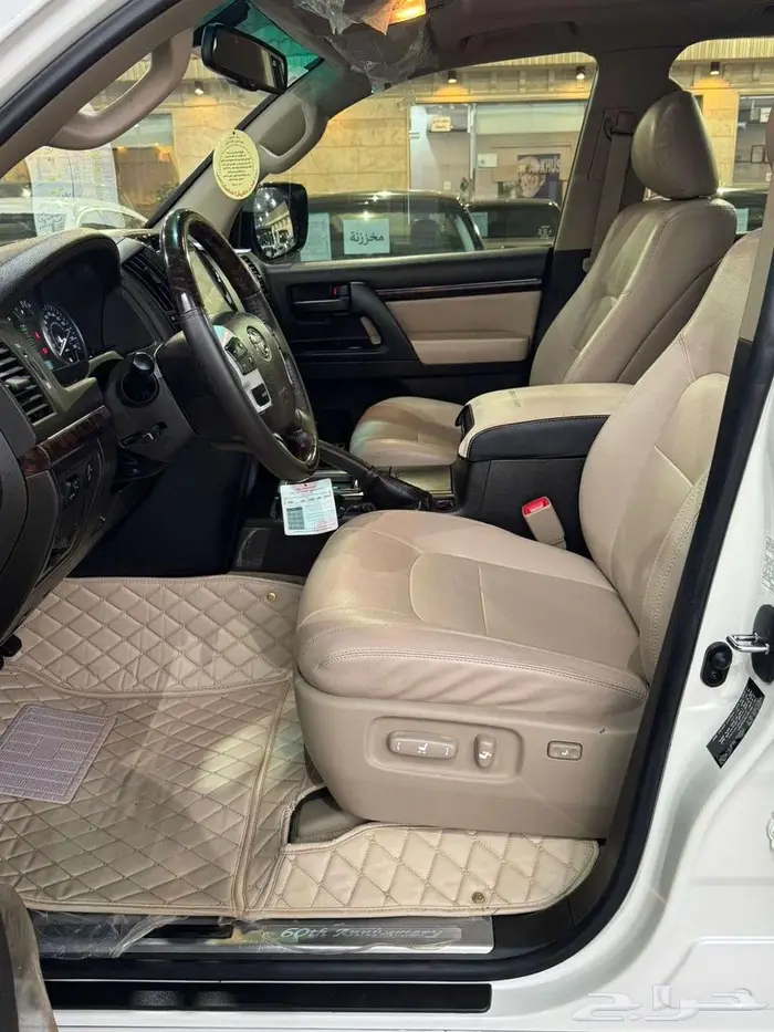 للبيع لاندكروزر GXR-3 2011 فل ابشن سعودي فئة 60 عام 31