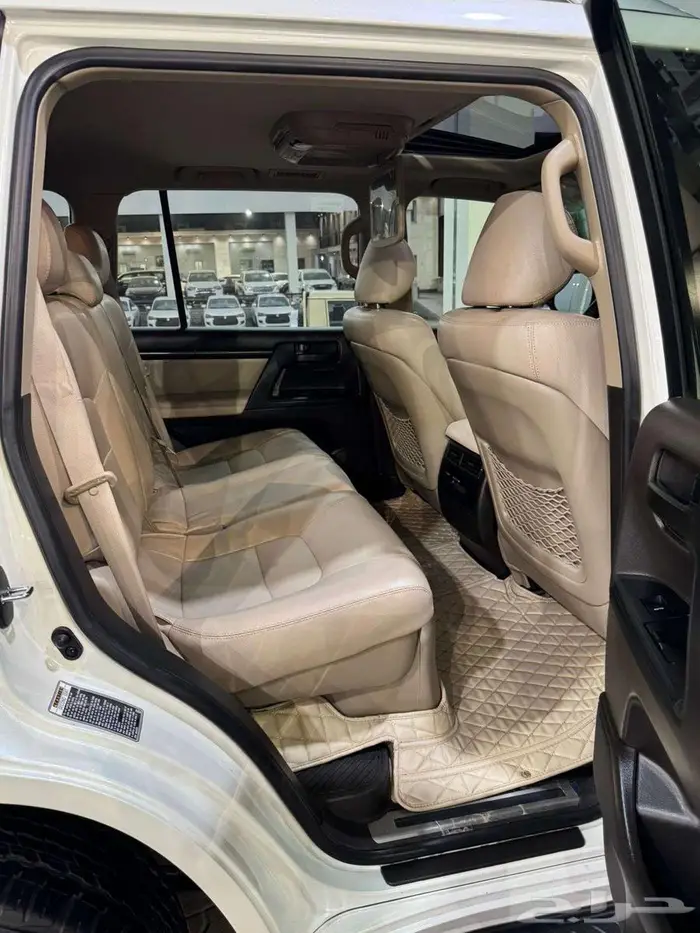 للبيع لاندكروزر GXR-3 2011 فل ابشن سعودي فئة 60 عام 67