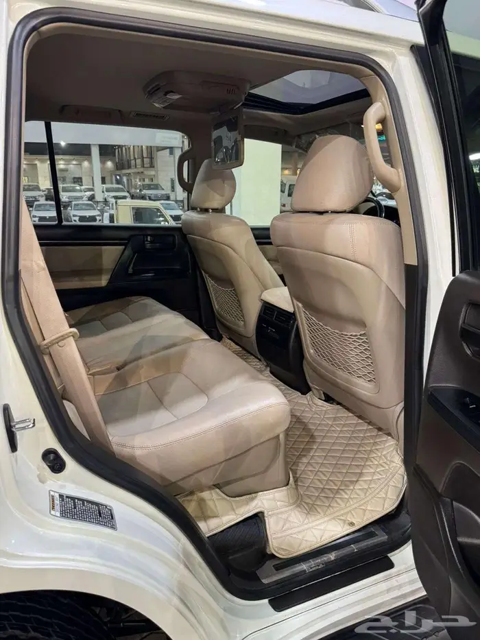 للبيع لاندكروزر GXR-3 2011 فل ابشن سعودي فئة 60 عام 68