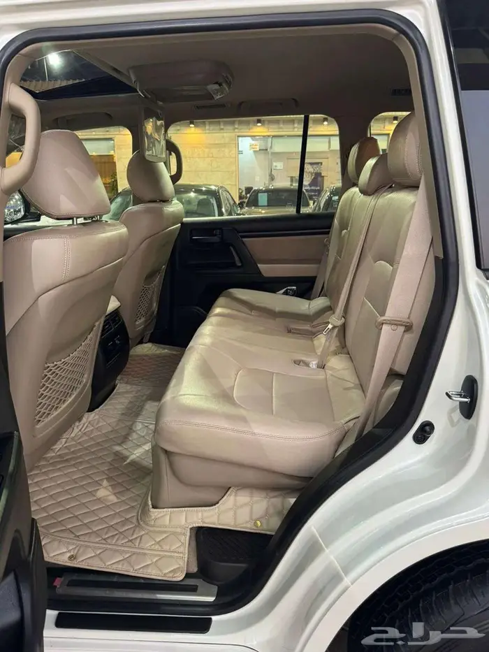 للبيع لاندكروزر GXR-3 2011 فل ابشن سعودي فئة 60 عام 74