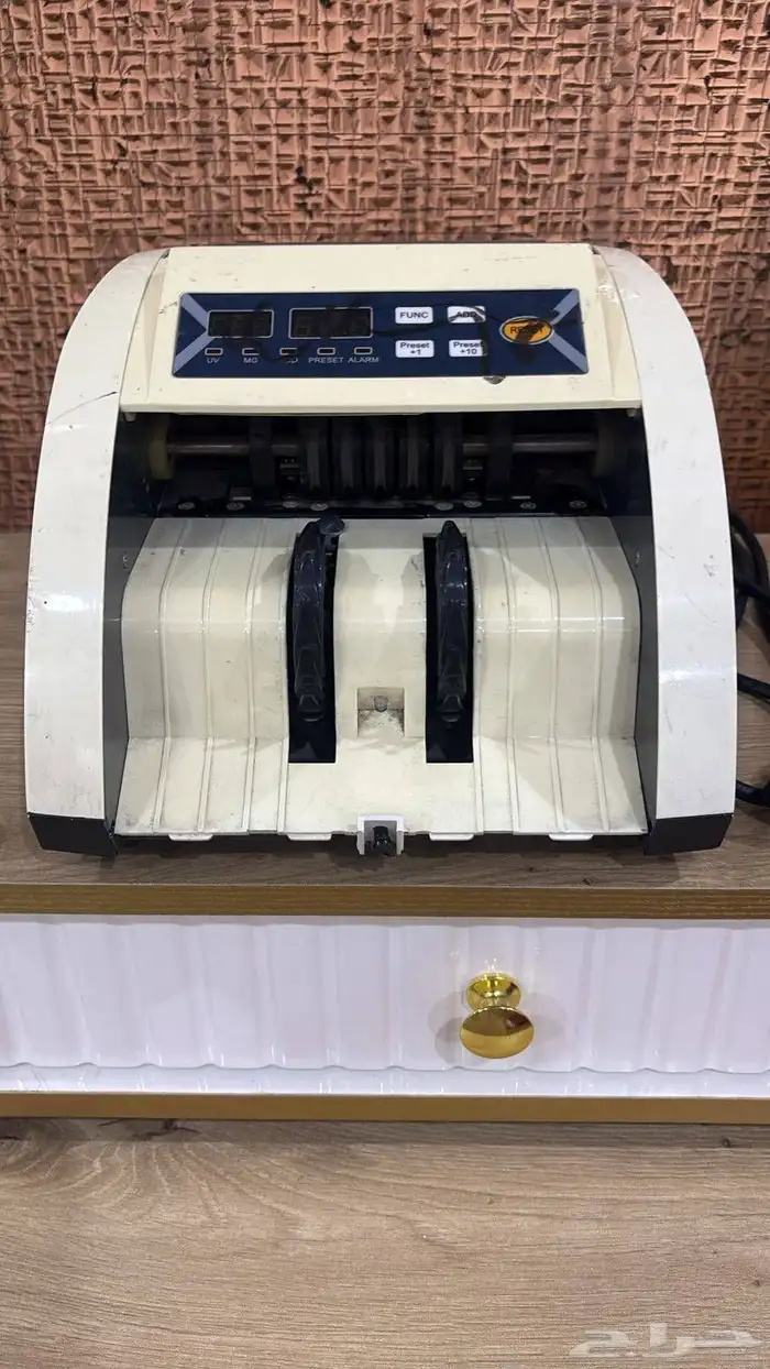 عداد فلوس وكاميرا مراقبة وجوال نوكيا وجهازين قياس الضغط 0