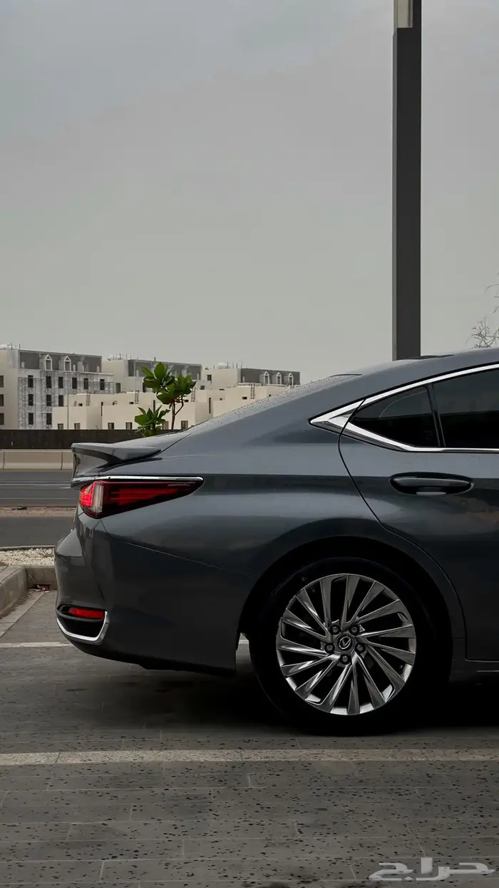 لكزس ES300h عبداللطيف جميل 2