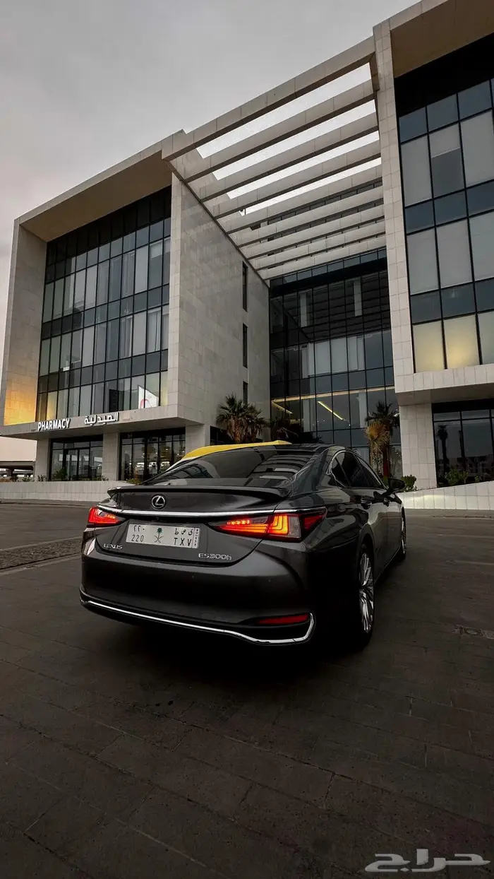 لكزس ES300h عبداللطيف جميل 5