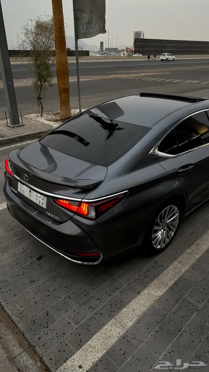 لكزس ES300h عبداللطيف جميل 10