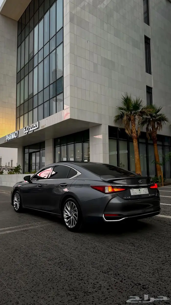 لكزس ES300h عبداللطيف جميل 11