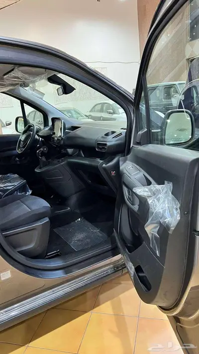 عرض خاص .بيجو - ريفتر - 5 راكب ديزل جير عادي - 2023 index