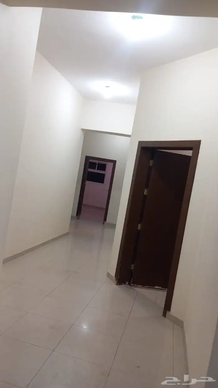 للايجار شقة علوية بحي الخزامى شارع بيروت 3