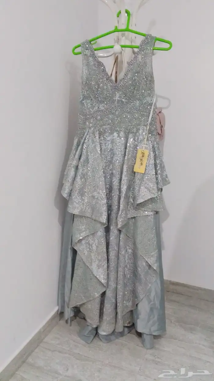 فستان لسهره استعمال مرة ومعه كرته والون رصاصي والرقم 16 3