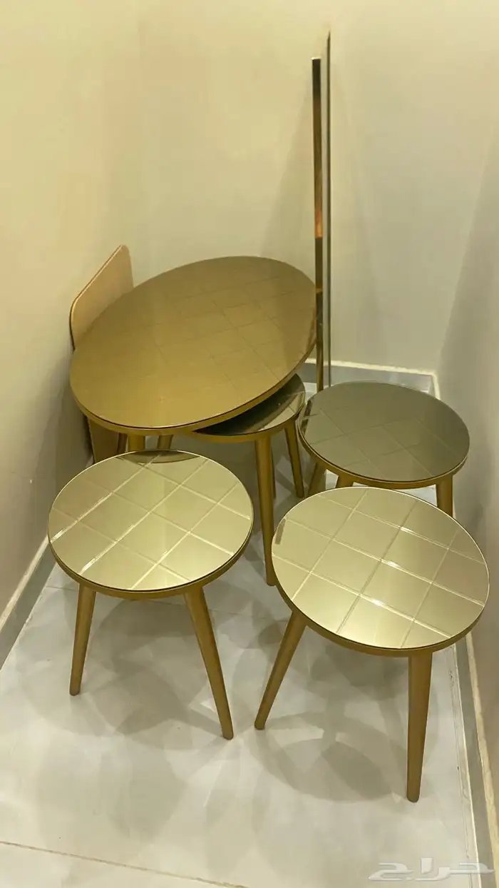 طاولات خدمة نظيفه جد ا قصة ليزر اللون ذهبي 500 ريال 0