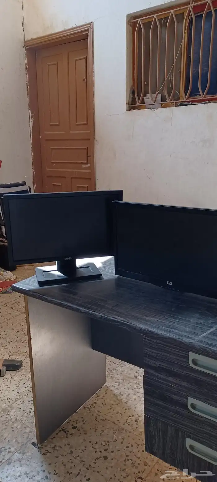للبيع ثلاث شاشات مكتبية عرض خاص 7