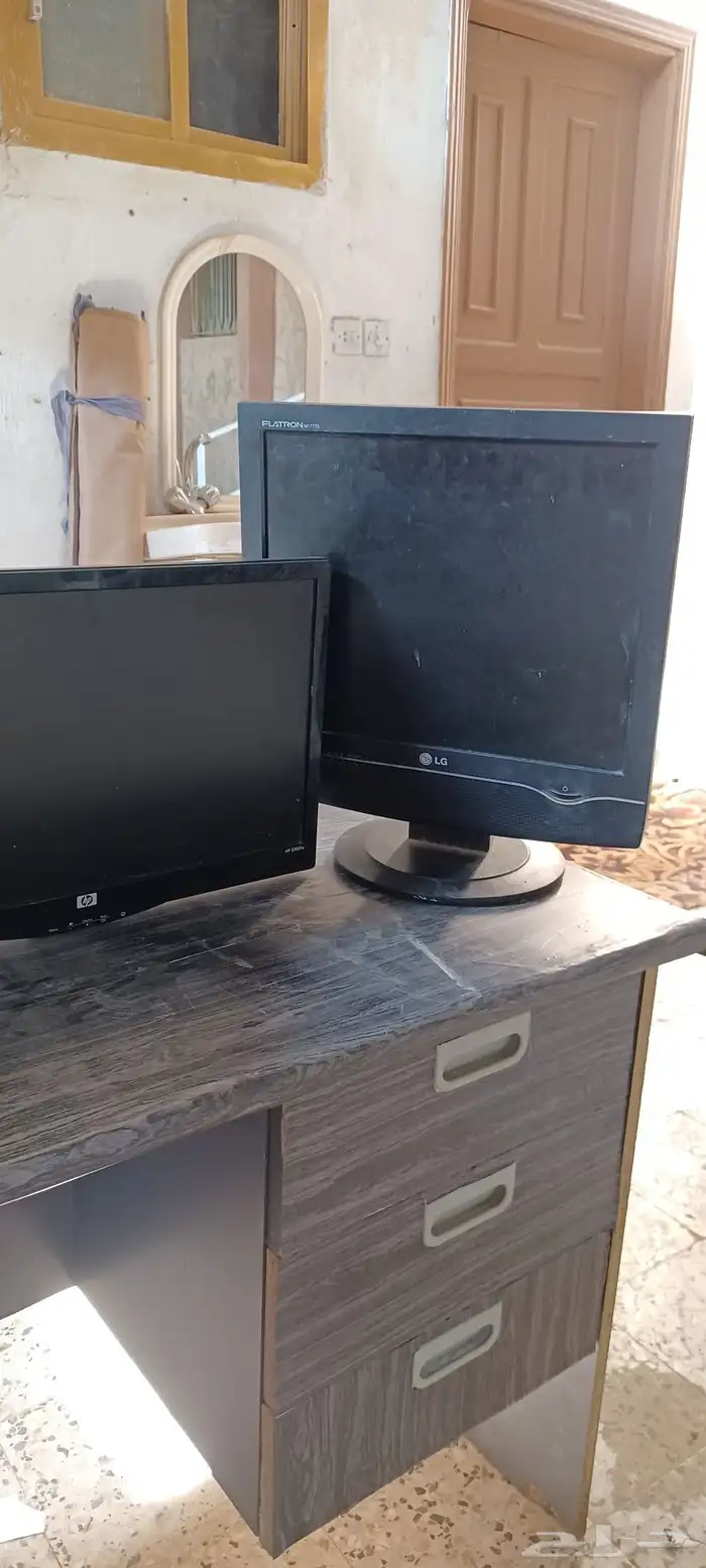 للبيع ثلاث شاشات مكتبية عرض خاص 8