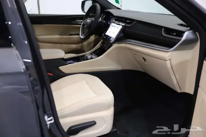 جراند شيروكي 2025 لاريدو ستاندرد دبل 5 و 7 مقاعد 5