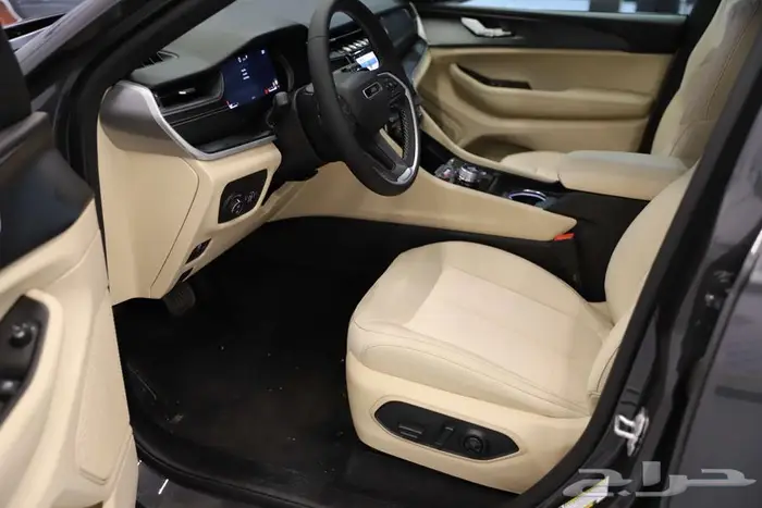 جراند شيروكي 2025 لاريدو ستاندرد دبل 5 و 7 مقاعد 6