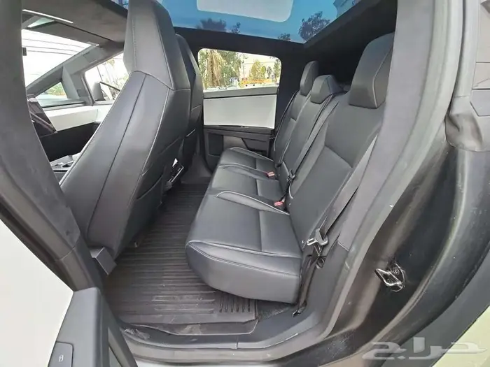 2024 Tesla Cybertruck Crew Cab Medium Bed 6