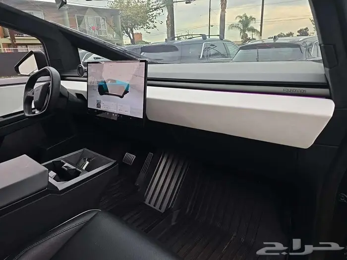 2024 Tesla Cybertruck Crew Cab Medium Bed 5