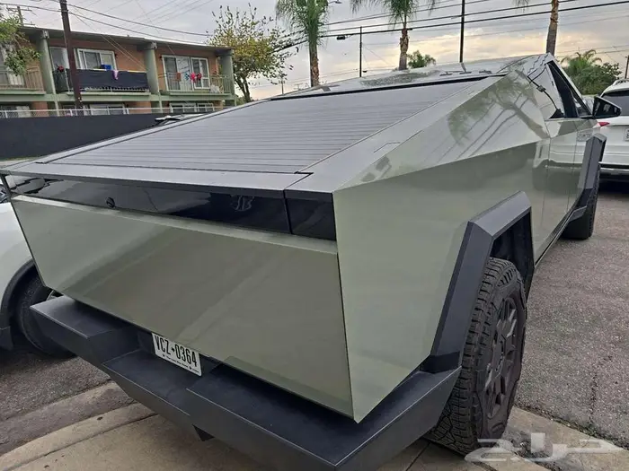 2024 Tesla Cybertruck Crew Cab Medium Bed 2