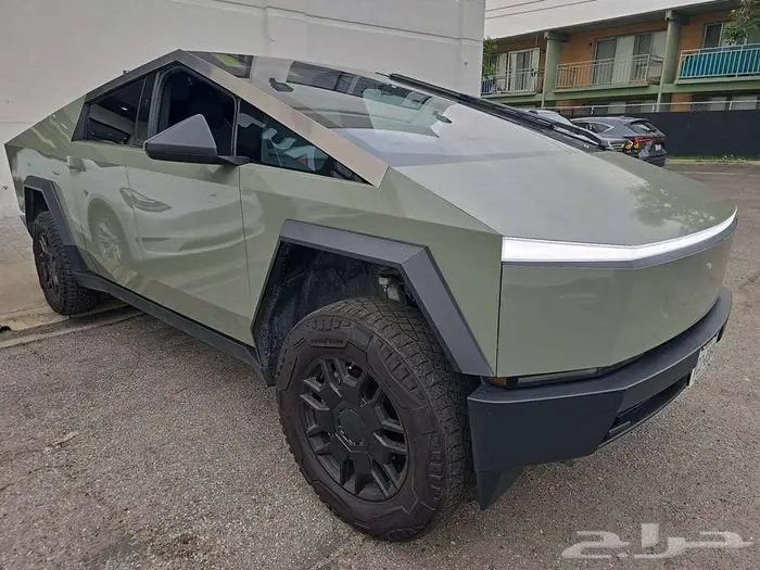 2024 Tesla Cybertruck Crew Cab Medium Bed 3