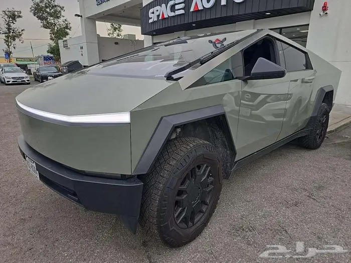 2024 Tesla Cybertruck Crew Cab Medium Bed 0